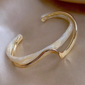 Elegante pulsera abierta con esmalte blanco y oro